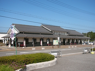 城を意識してデザインされた公民館風の建物。