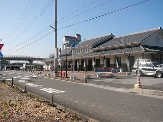 コミュニティハウスを斜め右に見て。