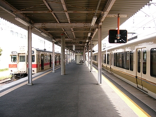 陸屋根の上屋のホーム。ホームには特に何もない。