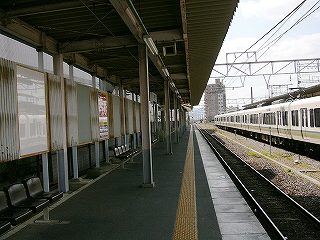 ホーム背面に広告スペースが並ぶ。