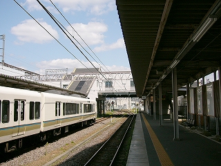 ホームから線路内を見通して。向こうの方に橋上コンコースが見える。