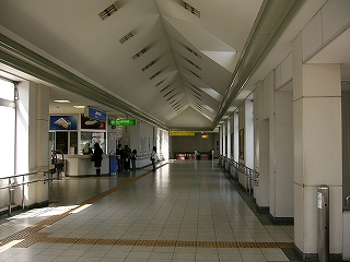 天井が三角屋根になった広い自由通路。