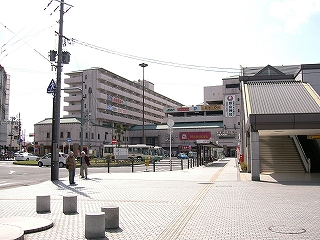 マンションと背の低めの再開発ビル。
