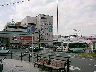 再開発ビルと大きなロータリー。