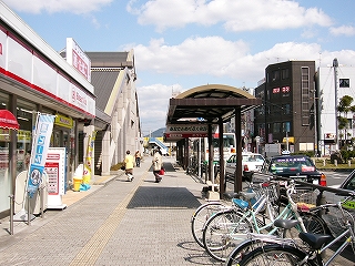 整備された歩道とコンビニ。