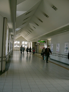 全体的に白っぽい自由通路。