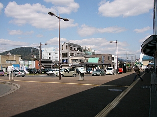 ロータリー外縁部分は緩やかな曲線を描き広く取られ、濃い赤茶色の路面をしている。