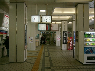 四角い柱の立ち並ぶコンコース。天井には時計、時刻表。