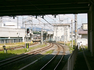 橋上コンコースの下から見たカーブ。