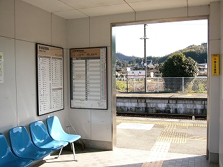 ホームへの間口を望む。