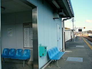 水色の外壁、青色の椅子、ステンレスの間口。