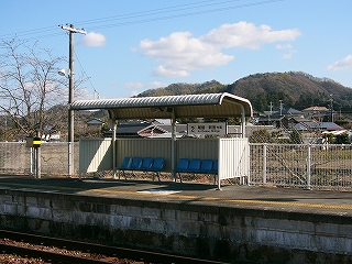 開放式の簡易な待合所。屋根と椅子はある。