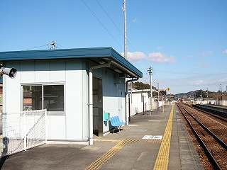 水色の壁と青色の陸屋根を持つプレハブのような駅舎。