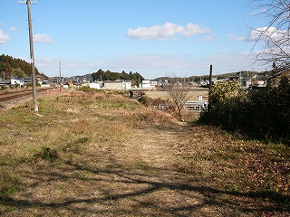 土の広い道。ゆるい下り坂。樹木などはない。