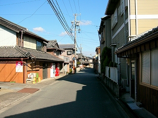 旧道沿いの新旧の家々の混在。