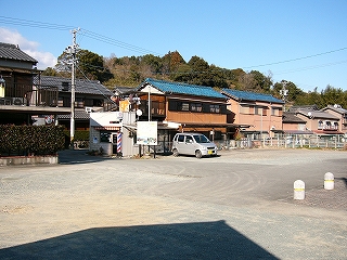 駅前の敷地と一般的な住宅の列。