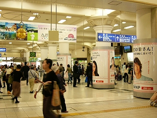 人の多い白いコンコース内。