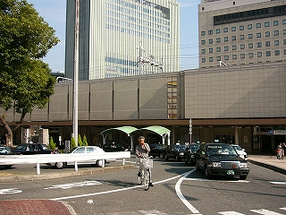 駅舎左の長い部分。