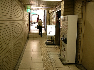 かなり細い通路。くすんだ白色のタイル張りの床、壁。