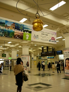 高い天井から吊られている大きな金色の鈴。