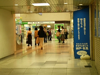 通路を進んだ先に見え広がりそうなコンコース内の風景。