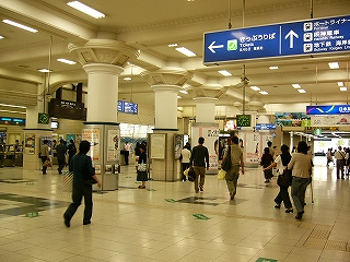 コンコース内。太い円柱が立ち並んでいる。