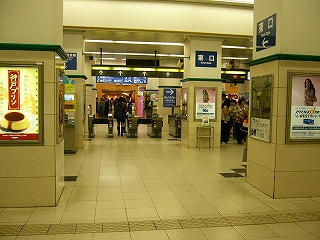 四角い柱の立ち並ぶ向こうに自動改札の並び。