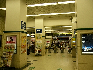 四角い柱が高い天井を支えている。向こうに自動改札の並び。