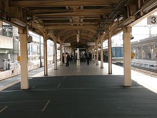 アスファルトのホームと頑強な鉄骨の上屋支え。