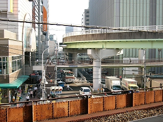 ビルの間を縫う高架橋。
