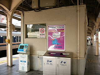 詰所の小さな壁の前にて。