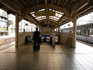 上屋の下に口をあける階段降り口。降り口上部の上屋は例のごとく透明な波板が用いられている。