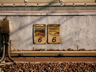 赤茶けた古い停車位置案内。