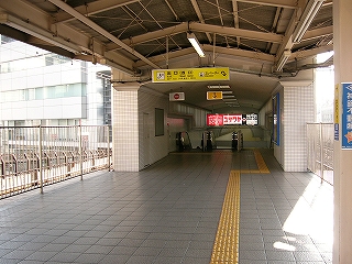 ホームの端に口をあける階段降り口。降り口の間口は白いタイルが詰められていて新しい感じ。