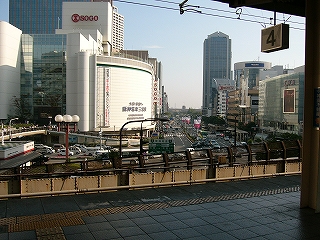 ホームから見渡せるビルのある街並み。