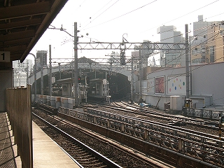 ホーム端から詰め字方向を見ると、少し先のほうに車庫のような阪急三宮駅が見える。