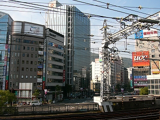 屋上の大きな広告を付けたビル群。