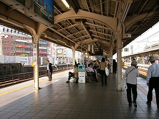 Ｗ型の上屋の下にて。少し先の椅子のあるスペースでに人がかたまっている。