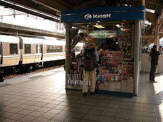 品物が賑やかに並ぶKiosk.