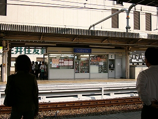 向かいのホームのDaily-inの側面を見て。