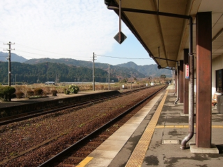 左手に線路内、右手にこげ茶の太い鉄骨で支えられた駅舎の回廊。