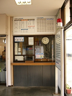 小さな窓口。窓口の上には料金表がかかっている。