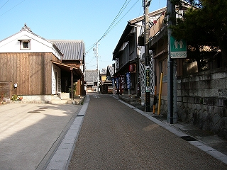 上り坂が終わった道。もうすでに美しい瓦葺の町並みが垣間見えている。