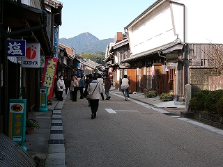 軒端付近に群がる観光客のおばさんたち。