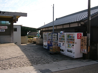 5台並んだ自動販売機を斜めに見て。