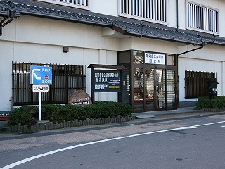 駅舎の入口の引き戸よりも少し細いものを4枚連ねて造られた商工会義手の入口。