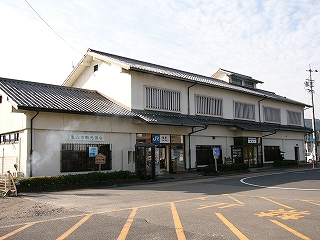 先ほどの駅舎を左斜めに見て。ちょっと役所のような建物にも見える。