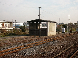 構内外れにある小さく簡単な車庫。