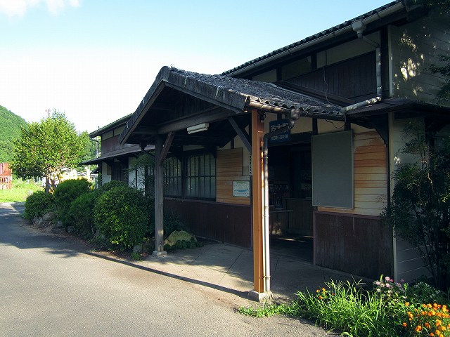 渋木駅駅舎。車寄せその2.