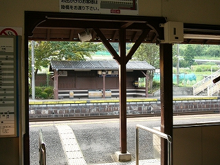 焦茶の柱の枠のホームへの入り口とすぐ隣の窓口から見える